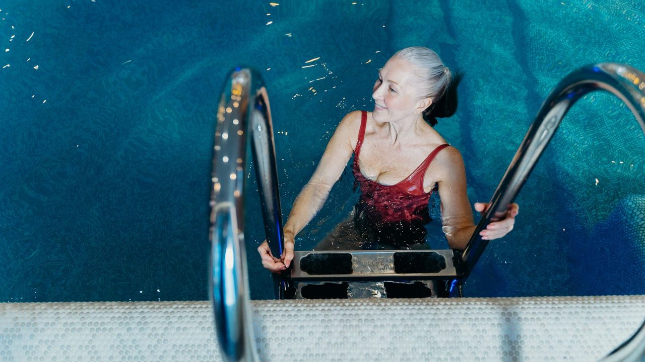 Pessoas da melhor idade relaxando na piscina de água morna